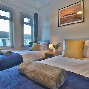 zskstays-comfortable-home-10-minutes-from-centre-free-parking.yorkshirehotels.net/